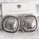 Pirinç Gümüş Renk İşlemeli Kare Model Kadın Küpe