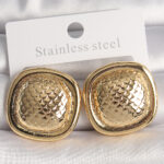 Pirinç Gold Renk İşlemeli Kare Model Kadın Küpe