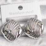 Pirinç Gümüş Renk İşlemeli Kare Model Kadın Küpe