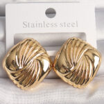 Pirinç Gold Renk İşlemeli Kare Model Kadın Küpe