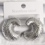 Pirinç Gümüş Renk Yılan Sırtı İşlemeli Yarım Halka Model Kadın Küpe