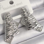 Pirinç Gümüş Renk İşleme Detaylı Katlanmış Kare Plaka Model Kadın Küpe