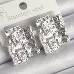 Pirinç Gümüş Renk İşlemeli Kare Plaka Model Kadın Küpe