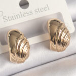 Pirinç Gold Renk İşleme Detaylı Yarım Halka Model Kadın Küpe