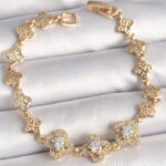 Pirinç Gold Renk Zirkon Taşlı Yonca Model Kadın Bileklik