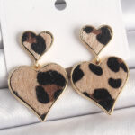 Pirinç Gold Renk Sallantı Leopar Kalp Model Kadın Küpe