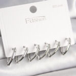 925 Ayar Gümüş Çivi Pirinç Gümüş Renk Üçgen Model Kadın Küpe Seti