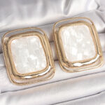 Pirinç Gold Renk Beyaz Mineli Kare Model Kadın Küpe