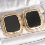 Pirinç Gold Renk Siyah Mineli Kare Model Kadın Küpe