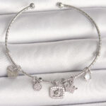 Pirinç Gümüş Renk Sallantı Zirkon Taşlı Ayıcık Figür Taç Detay Charm Kadın Bileklik