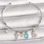 Pirinç Gümüş Renk Sallantı Zirkon Taşlı Ayıcık Figür Çiçek Detay Charm Kadın Bileklik