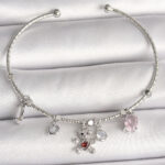 Pirinç Gümüş Renk Sallantı Zirkon Taşlı Ayıcık Figür Kırmızı Taş Detay Charm Kadın Bileklik