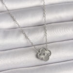 316L Çelik Gümüş Renk İşleme Detaylı Yonca Model Kadın Kolye