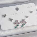 Pirinç Gümüş Renk Renkli Zirkon Taşlı Çiçek Model Yaprak Detay 925 Ayar Gümüş Çivi Kadın Küpe Seti