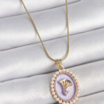 316L Çelik Gold Renk Zincir Mor Mineli İncili Zirkon Taşlı Çiçek İşlemeli Portre Model Kadın Kolye