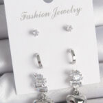 Pirinç Gümüş Renk Zirkon Taşlı Sallantılı Kalp Model Yarım Halka Detay 3 Çfit Kadın Küpe Seti