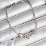 Pirinç Sıralı Pembe Kalp Figürlü Zirkon Taşlı Gümüş Renk Kadın Bileklik