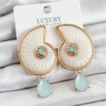 Pirinç Sedef Deniz Kabuğu Figürlü Zirkon Taşlı Gold Renk Kadın Küpe