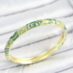 Mineli Pirinç Yeşil Sarmal Desenli Gold Renk Kadın Kelepçe