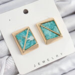 Pirinç Turkuaz Üçgen Kesim Detaylı Kare Model Vintage Gold Renk Kadın Küpe