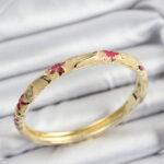 Mineli Pirinç Pembe Ve Krem Çiçek Motifli Gold Renk Kadın Kelepçe