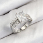 Pirinç  Büyük Zirkon Taşlı Model Gümüş Renk Kadın Yüzük