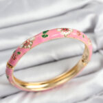 Mineli Pirinç Pembe Çiçek Motifli Gold Kadın Kelepçe