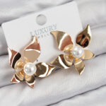 Pirinç İnci Detaylı Çiçek Model Gold Renk Kadın Küpe