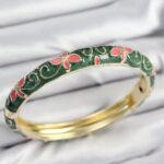 Mineli Pirinç Yeşil Çiçek Motifli Gold Kadın Kelepçe