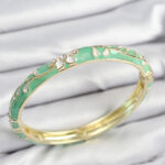 Mineli Pirinç Zirkon Taşlı Yeşil Çiçek Motifli Gold Kadın Kelepçe