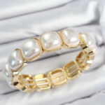 Pirinç Kare İnci Model Gold Renk Lastikli Kadın Bileklik