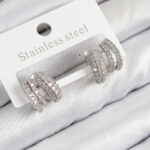 Pirinç Zirkon Taşlı Kıvrımlı Model Gümüş Renk Kadın Küpe