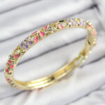 Mineli Pirinç Zirkon Taşlı Pembe Mor Çiçek Motifli Gold Kadın Kelepçe