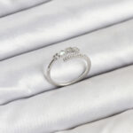 Pirinç Gümüş Renk Kalpli Detaylı Zirkon Taşlı Kadın Yüzük