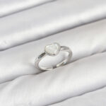 Pirinç Gümüş Renk Kalpli Kadın Yüzük