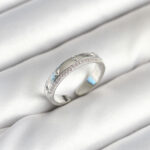 Gümüş Renk Şerit Zirkon Taşlı Kadın Yüzük