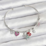 Gül Charmlı Gümüş Renk Pirinç Kadın Bileklik