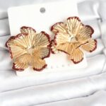 Pirinç Gold Renk Bordo Renk Detaylı Lotus Kadın Küpe