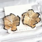 Pirinç Gold Renk Siyah Mine Detaylı Lotus Kadın Küpe