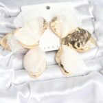 Pirinç Gold Renk Beyaz Tüllü Lotus Kadın Küpe