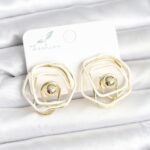 Pirinç Gold Renk Beyaz Mineli Geometrik Gül Model Kadın Küpe