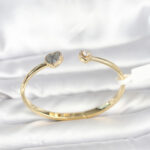 Pirinç Gold Renk Kalpli Model Kadın Kelepçe Bileklik