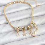 Pirinç Gold Renk Kalpli Model Charmlı Kadın Bileklik