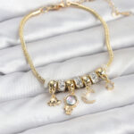 Pirinç Gold Renk Uzay Tema Charmlı Kadın Bileklik