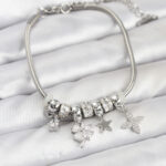 Gümüş Renk Pirinç Yonca Charmlı Kadın Bileklik
