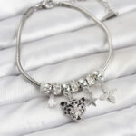 Pirinç Gümüş Renk Kaplan Model Charmlı Kadın Bileklik