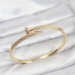 Pirinç Gold Renk Zirkon Taşlı Çivi Model Kadın Kelepçe Bileklik