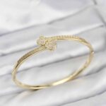 Pirinç Gold Renk Zirkon Taşlı Yonca Model Kadın Kelepçe Bileklik