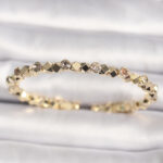 Pirinç Gold Renk Zirkon Taşlı Küp Dorika Model Kadın Bileklik